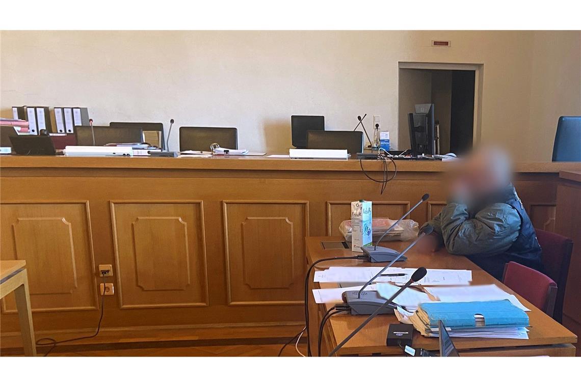 Mann wegen illegalen Waffenbesitzes zu drei Jahren Haft verurteilt Der Angeklagte sitzt im Gerichtssaal.