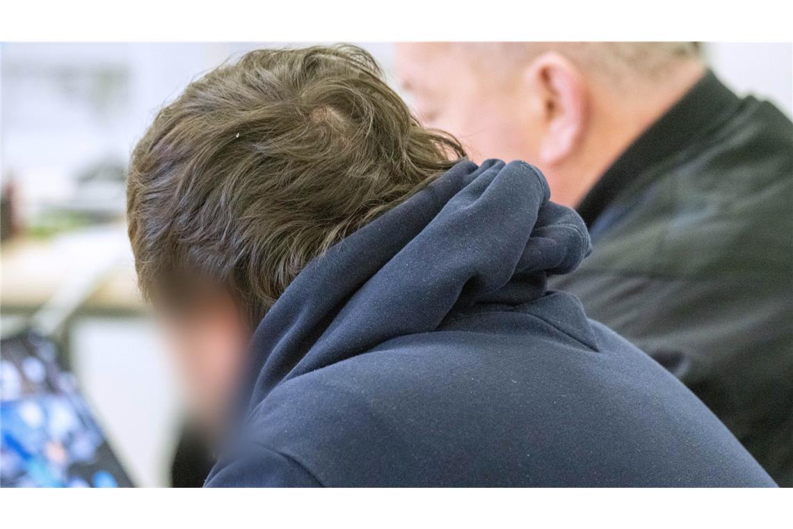 Tödlicher Bootsunfall: Zu dunkel, zu schnell, ohne Licht? Der Angeklagte sitzt im Gerichtssaal des Amtsgerichts.