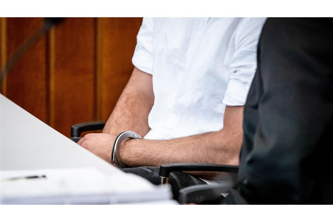 Der Angeklagte sitzt mit Handschellen in einem Gerichtssaal des Landgerichts Heilbronn auf seinem Platz. Er ist wegen Mordes verurteilt worden, das Urteil ist rechtskräftig.