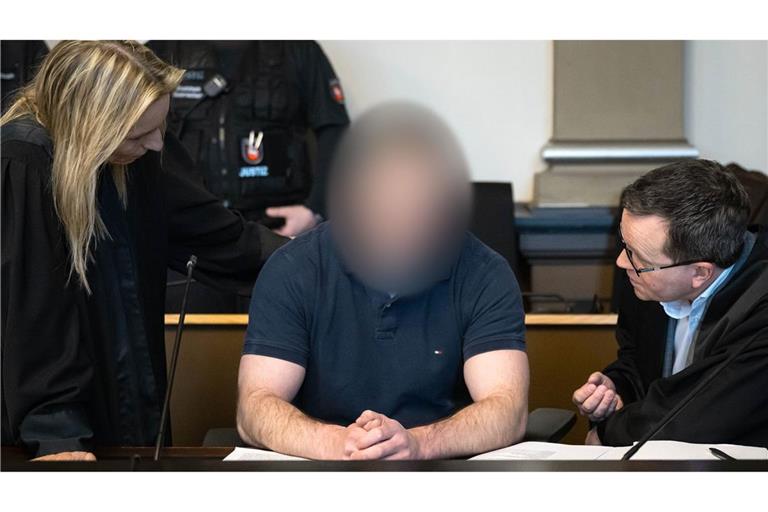Der Angeklagte sitzt neben seinen Verteidigern Daniela Post (l) und René Lancker (r) im Gerichtssaal vom Landgericht Verden. Der Soldat soll vier Menschen im niedersächsischen Landkreis Rotenburg ermordet haben (Archivfoto).