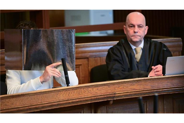 Der Angeklagte sitzt zum Prozessbeginn gegen ihn im Saal neben seinem Rechtsanwalt Axel Czapp.