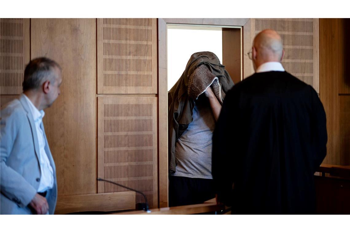 Der Angeklagte soll im vergangenen Oktober mehrere Brände gelegt haben, bevor er in einem Kino-Foyer Nähe des Hauptbahnhofs von Polizisten niedergeschossen wurde.