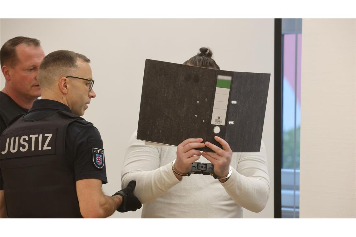 Mutmaßlicher Serienvergewaltiger fast komplett geständig Der Angeklagte soll über Jahre reihenweise Frauen vergewaltigt haben, nachdem er sie zuvor vermutlich mit K.o.-Tropfen bis zur Bewusstlosigkeit betäubt haben soll.