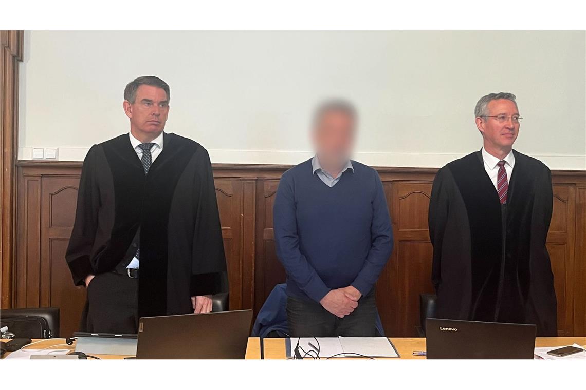 Der Angeklagte steht zwischen seinen Verteidigern Lars Willems (l) und Steffen Kazmaier (r) im Gerichtssaal vom Landgericht Rottweil.
