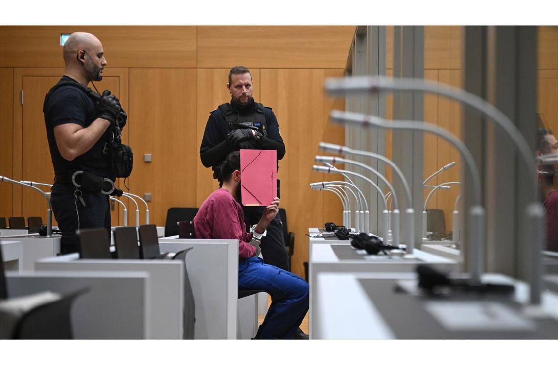 Nach Messerattacke in Mannheim: Verteidiger fordern lebenslänglich Der Angeklagte Sulaiman A. sitzt an seinem Platz zum Auftakt des Staatsschutzverfahrens wegen eines Messerangriffes auf dem Marktplatz in Mannheim. (Archivbild)