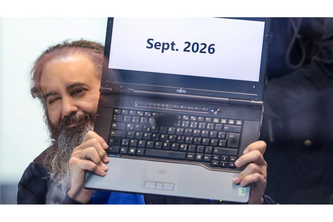 Der Angeklagte Taleb al-Abdulmohsen hält zu Prozessbeginn seinen Laptop mit der Aufschrift „Sept. 2026“ hoch.