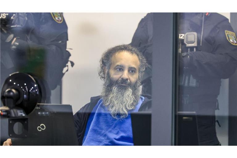 Der Angeklagte Taleb al-Abdulmohsen sitzt zu Prozessbeginn in einem kugelsicheren Glaskasten im Gerichtssaal des Landgerichts Magdeburg.