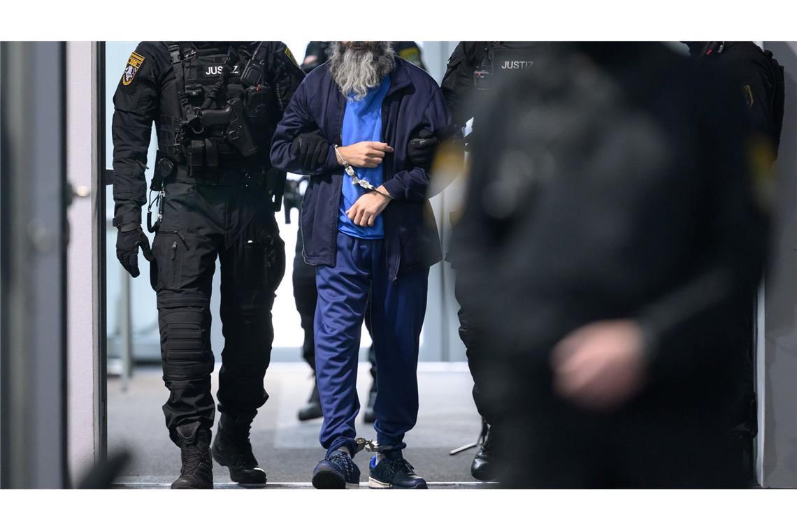 Der Angeklagte Taleb al-Abdulmohsen wird in den Gerichtssaal geführt.