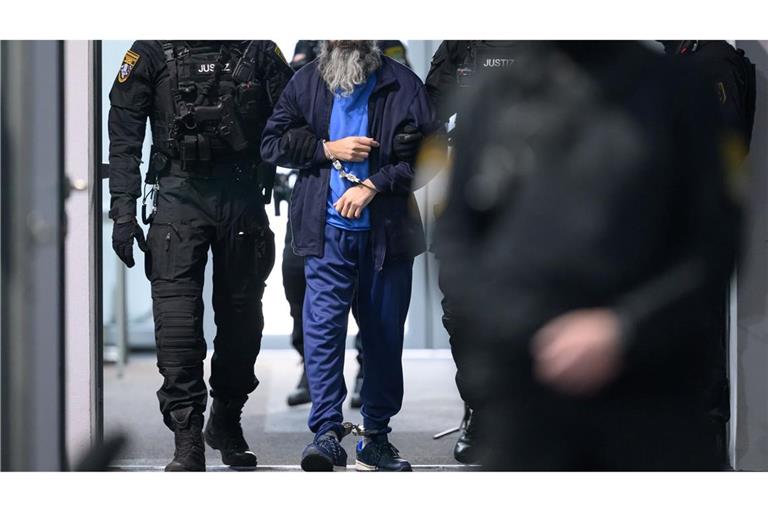 Der Angeklagte Taleb al-Abdulmohsen wird in den Gerichtssaal geführt.