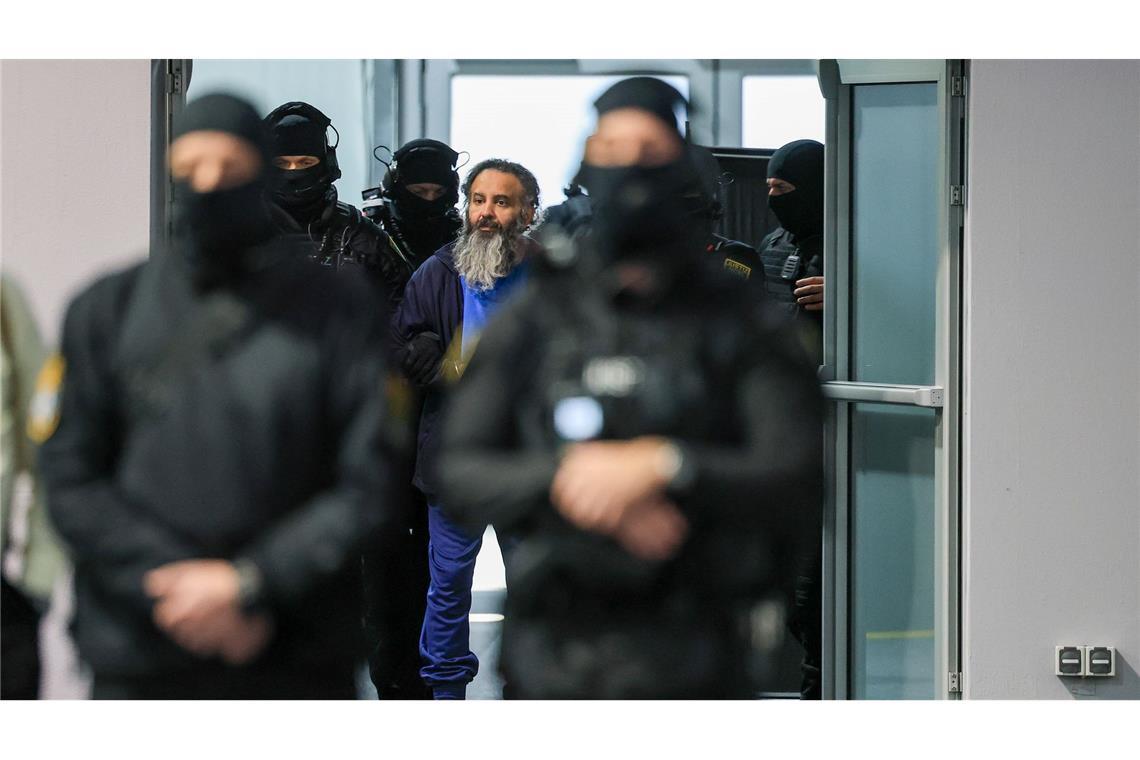 Der Angeklagte Taleb al-Abdulmohsen wird nach einer Pause wieder in den Gerichtssaal im temporären Gerichtsgebäude des Landgerichtes Magdeburg geführt.