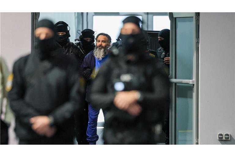 Der Angeklagte Taleb al-Abdulmohsen wird nach einer Pause wieder in den Gerichtssaal im temporären Gerichtsgebäude des Landgerichtes Magdeburg geführt.