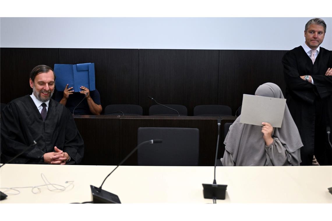 Islamistischer Tiktok-Star gesteht Spendenbetrug Der Angeklagte und die Mitangeklagte verdecken ihre Gesichter. (Archivbild)