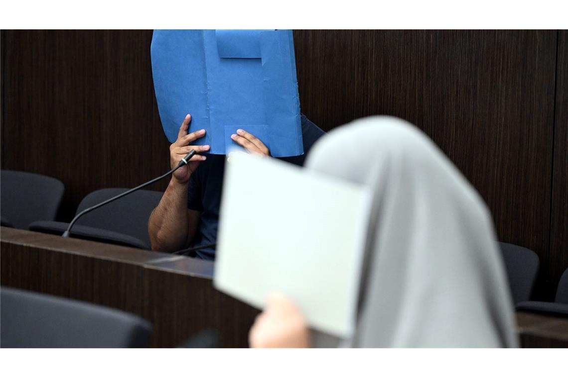 Islamistischer Tiktok-Star gesteht Spendenbetrug Der Angeklagte und seine mitangeklagte Lebensgefährtin sitzen im Gerichtssaal. (Archivbild)