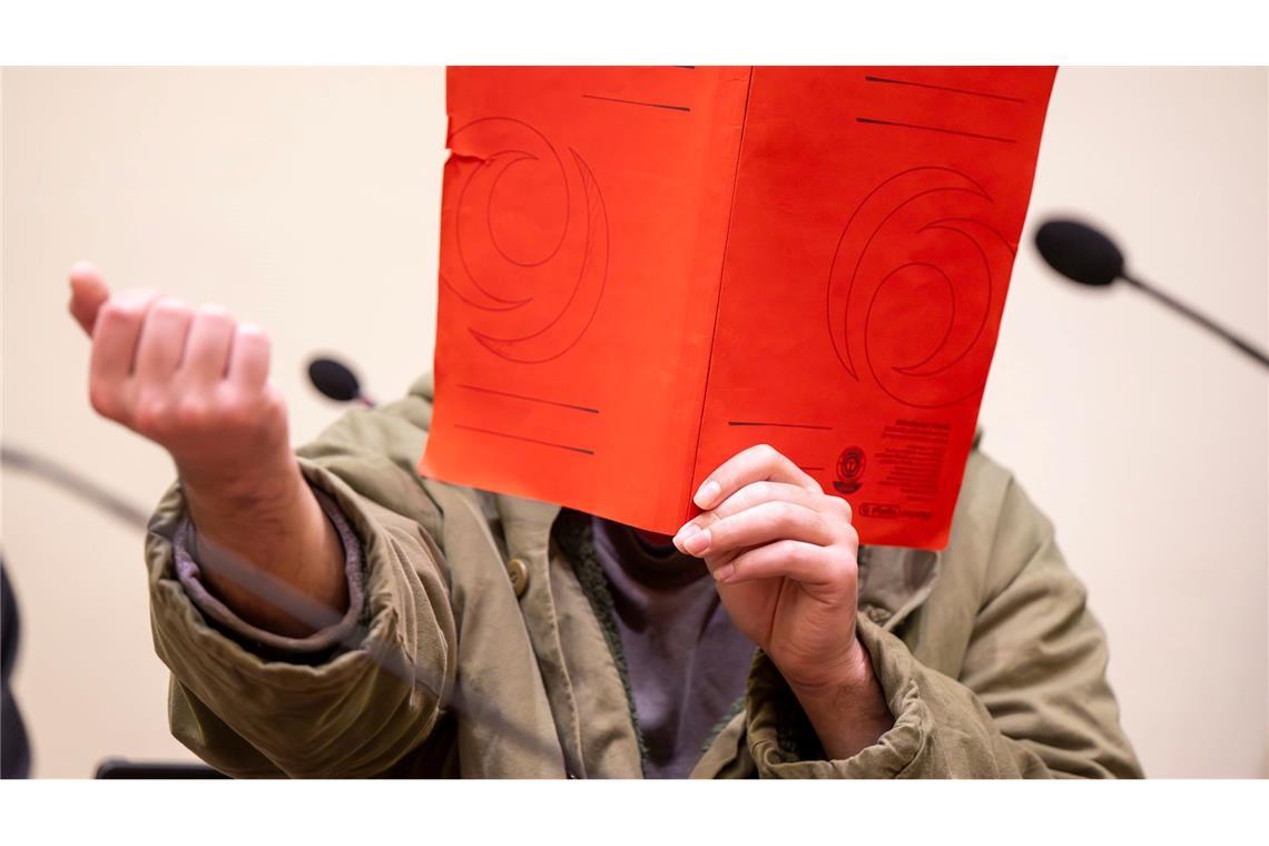 Der Angeklagte verdeckte sein Gesicht zum Prozessauftakt zunächst mit einer Mappe.