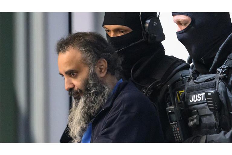 Der Angeklagte vor dem Landgericht Magdeburg (Archivbild)