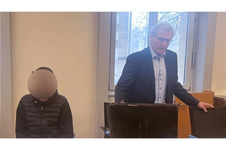 Der Angeklagte vor dem Landgericht Reutlingen.