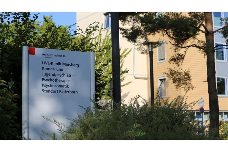 Der Angriff geschah in einer LWL-Fachklinik in Paderborn. Der Gesundheitszustand der angegriffenen 24-Jährigen hat sich nach dem Angriff laut Polizei verbessert. Die mutmaßliche 13-jährige Täterin wurde inzwischen woanders untergebracht.