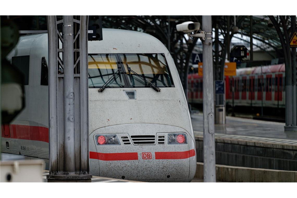 Via Notruf: Mann droht mit Tötung eines Menschen im ICE Der Anrufer meldete sich via Notruf aus einem ICE. (Symbolbild)