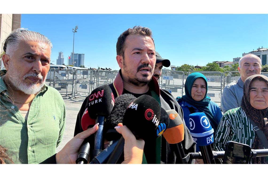 Der Anwalt der verstorbenen Hamburger Familie begrüßt die hohen Haftstrafen vor dem Gerichtsgebäude in Istanbul.