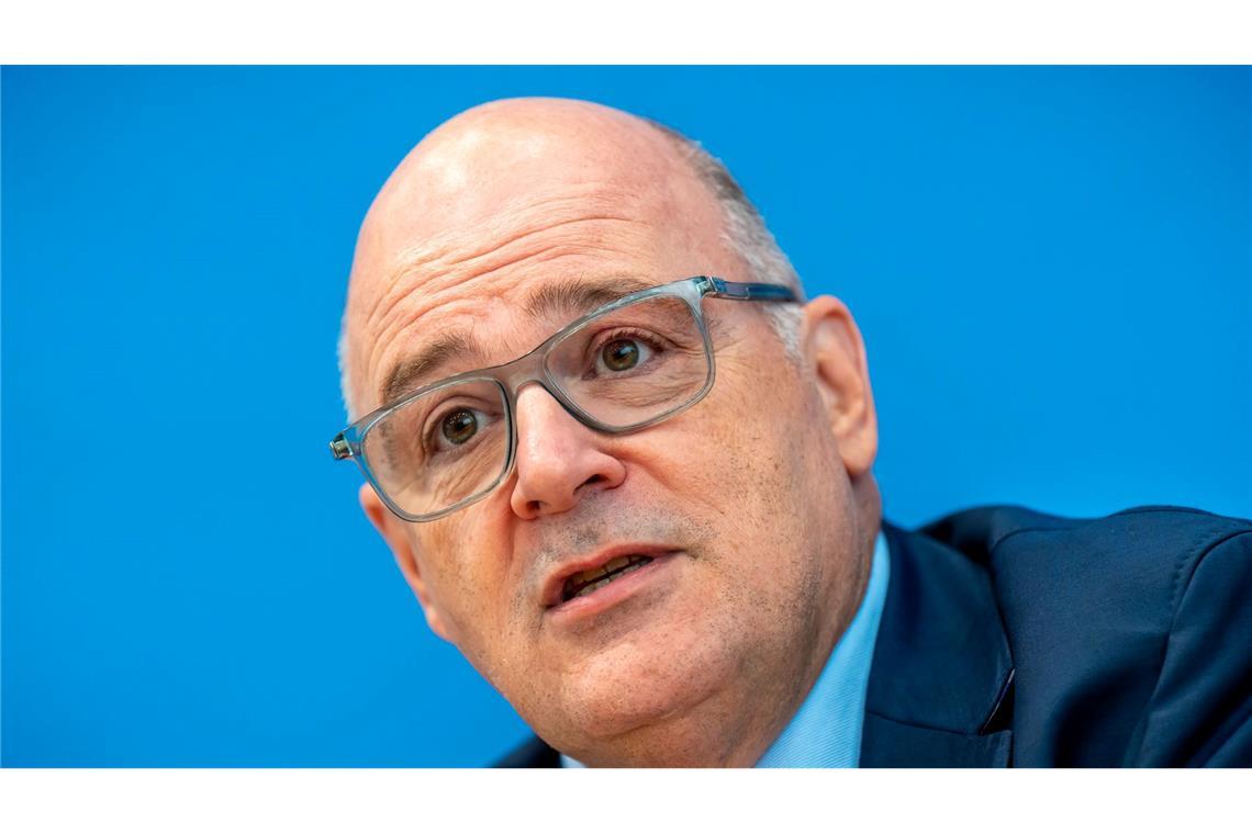 Arbeitgeber gegen spätere Krankschreibungen Der Arbeitgeber-Funktionär Kampeter wirft dem Kassenärzte-Chef vor, die Diskussion in eine falsche Richtung zu lenken.