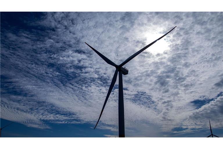 Der Arbeitskorb, der sich im Inneren einer Windenergieanlage befand, stürzte ab. (Symbolbild)