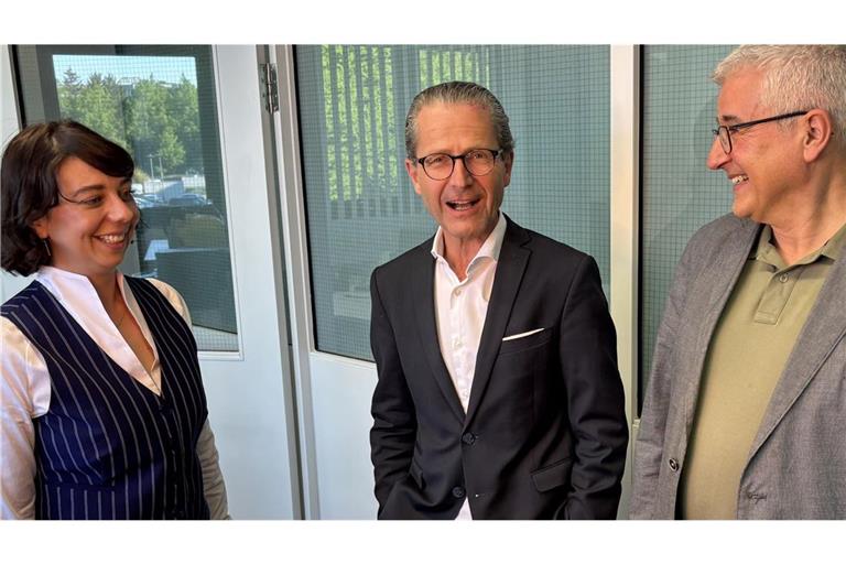 Der Arbeitsrechtler Frank Hahn (Mitte) im Gespräch  mit Veronika Kanzler und Klaus Köster aus dem Redaktionsteam.