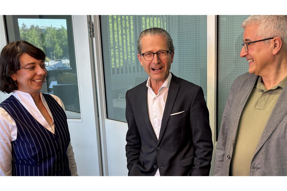 Der Arbeitsrechtler rät: „Nichts vorschnell unterschreiben“ Der Arbeitsrechtler Frank Hahn (Mitte) im Gespräch mit Veronika Kanzler und Klaus Köster aus dem Redaktionsteam.