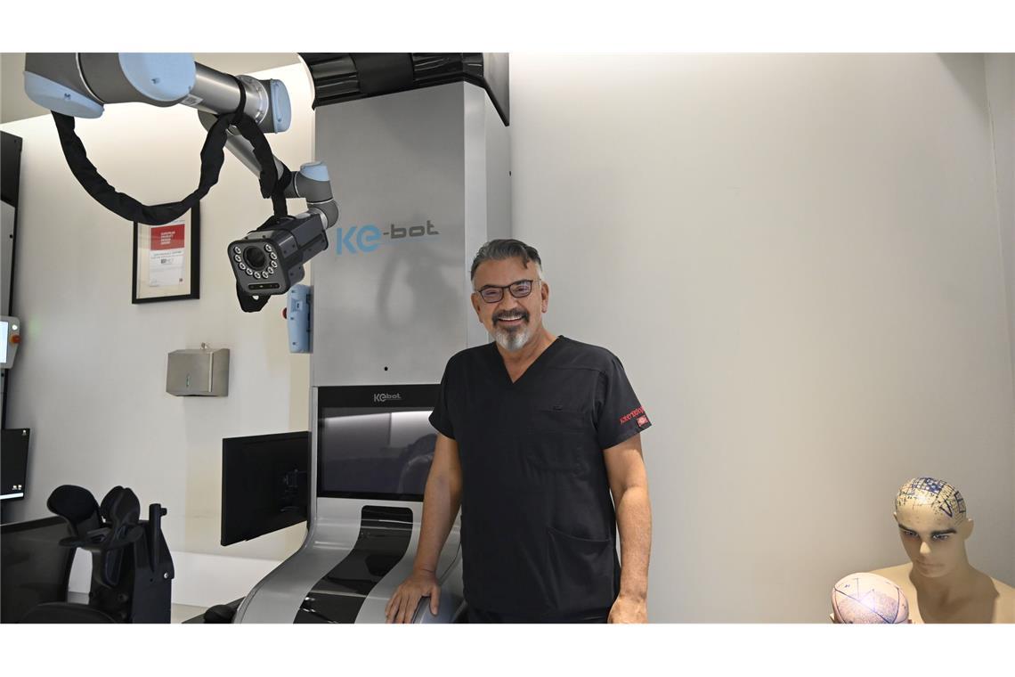 Das Geschäft mit der Glatze Der Arzt Koray Erdogan betreibt eine Haartransplantationsklinik in Istanbul.