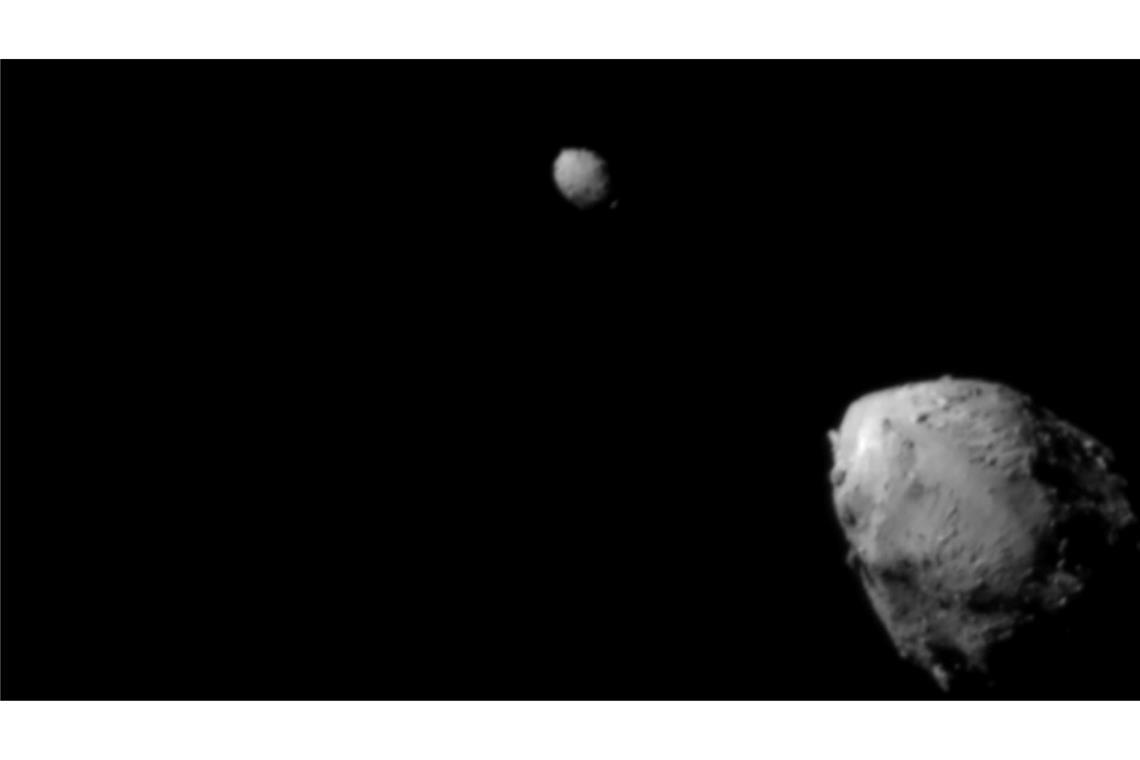 Asteroiden sind latente Gefahr - Einschlag auf dem Mond? Der Asteroid Didymos (r) wird von dem kleineren Asteroiden Dimorphos umkreist - kurz vor dem Aufprall der "Dart"-Sonde. (Archivbild)
