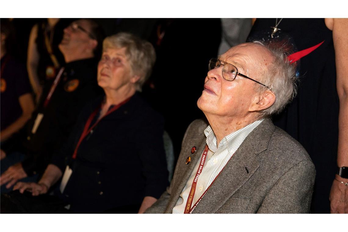 Raumsonde übersteht nahen Vorbeiflug an der Sonne Der Astrophysiker Eugene Parker (r) beobachtete 2018 den Start der nach ihm benannten Raumsonde. (Archivbild)