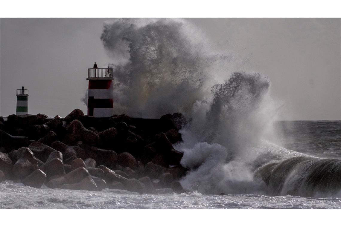 Der Atlantiksturm "Kristin" war mit Windgeschwindigkeiten in Böen von mehr als 200 Kilometern pro Stunde über Portugal hinweggefegt und hatte für große Schäden im Inland und hohen Wellengang an den Küsten gesorgt. (Symbolbild)