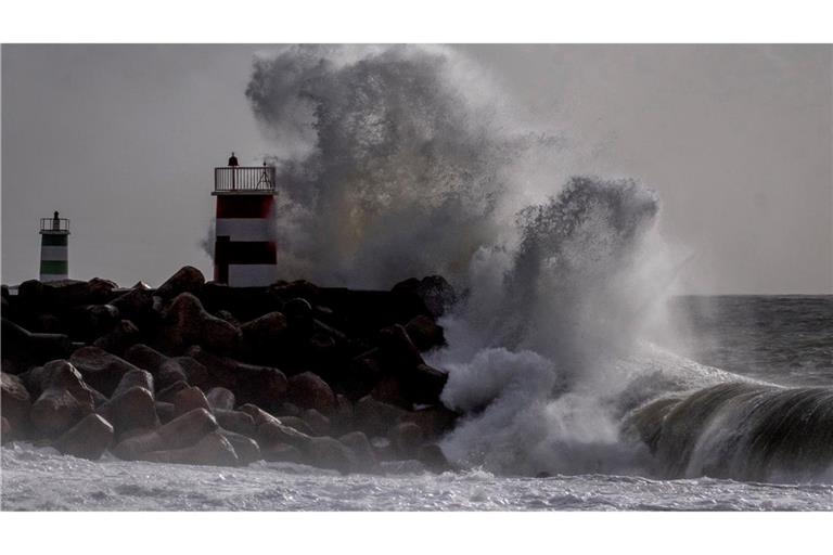 Der Atlantiksturm "Kristin" war mit Windgeschwindigkeiten in Böen von mehr als 200 Kilometern pro Stunde über Portugal hinweggefegt und hatte für große Schäden im Inland und hohen Wellengang an den Küsten gesorgt. (Symbolbild)
