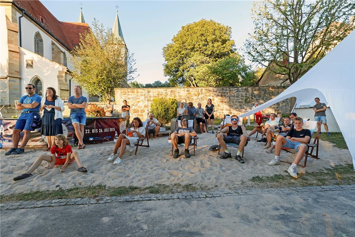 Der Kulturkosmos, er lebe hoch Der Aufbau ist geschafft, die Ehrenamtlichen versammeln sich rund um den Pool, in dem sie während des Festivals entspannen können.