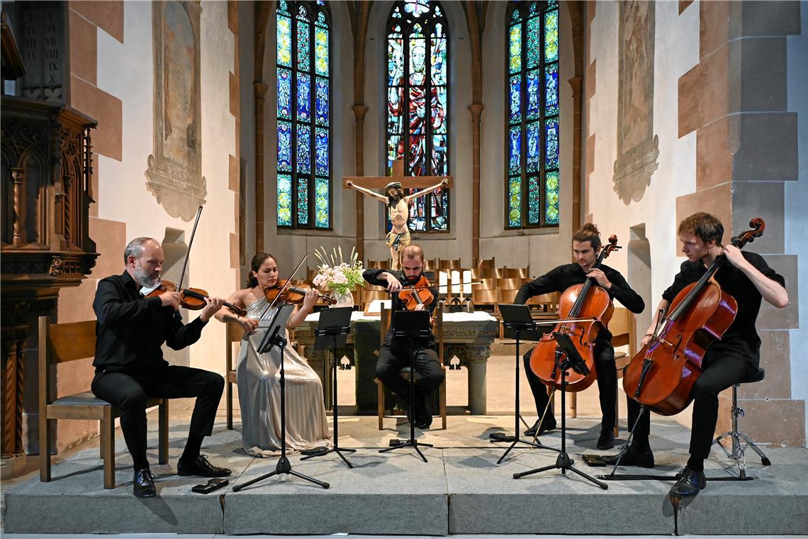 Murrhardter Musiknacht: Eine Reise durch Zeit und Klänge Der Auftritt des Frielinghaus-Streichquintetts mit Gustav Frielinghaus (von links), Lisa Schumann, Pietro Montemagni, Jakob Schall und Lionel Martin ist der Höhepunkt. Foto: Elisabeth Klaper
