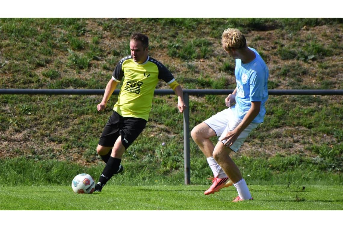 Der Auftritt gegen den TSV Waldenbuch II (in Hellblau) am 20. September war das 623. Spiel vom Marcus Kraut (li.) im gelb-schwarzen Trikot.