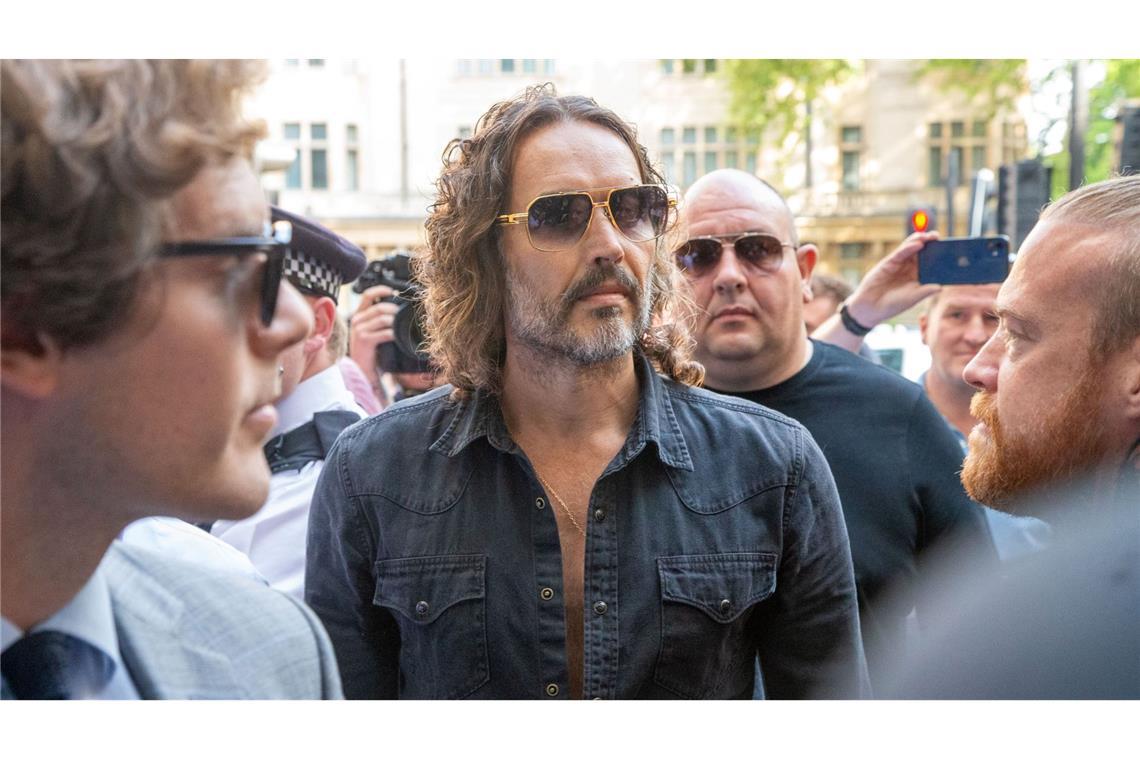 Vergewaltigungsvorwurf: Russell Brand erscheint vor Gericht Der Auftritt von Russell Brand vor Gericht war schnell wieder vorbei.