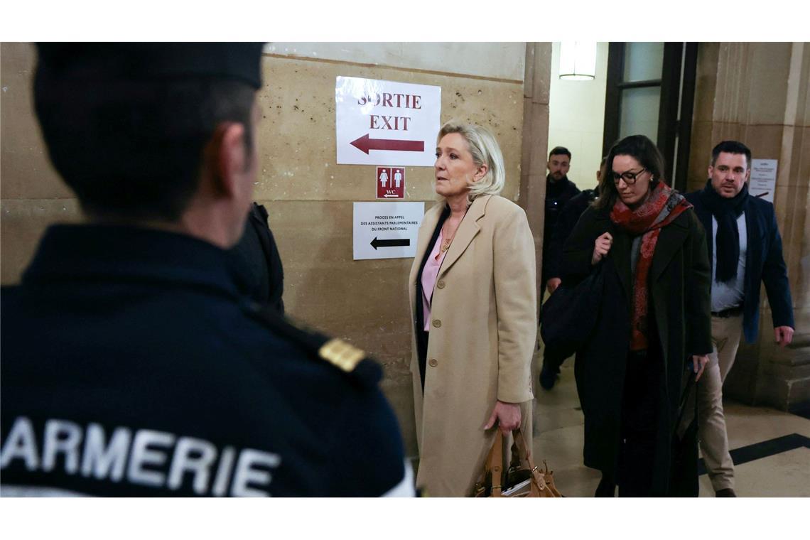 Der Ausgang des Verfahrens ist für Le Pen folgenschwer, denn es geht letztlich auch darum, ob sie 2027 bei der Präsidentschaftswahl antreten kann.