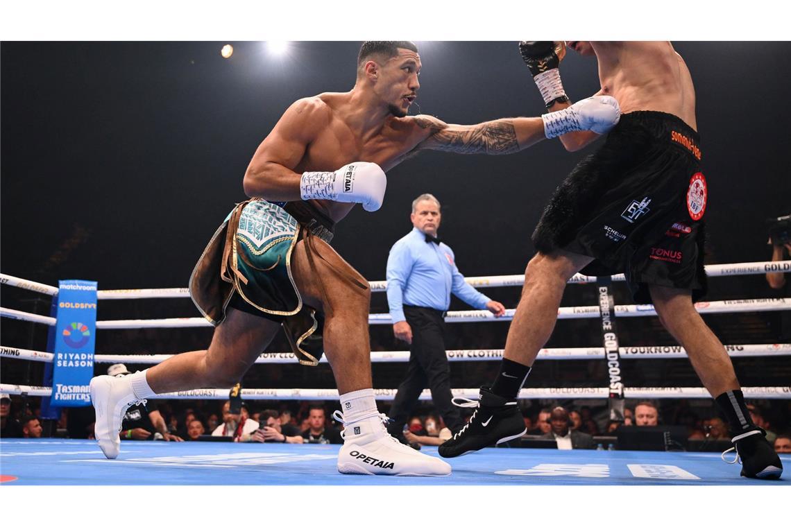 Der Australier Jai Opetaia schlägt hart zu gegen den Deutschen Hüseyin Cinkara.