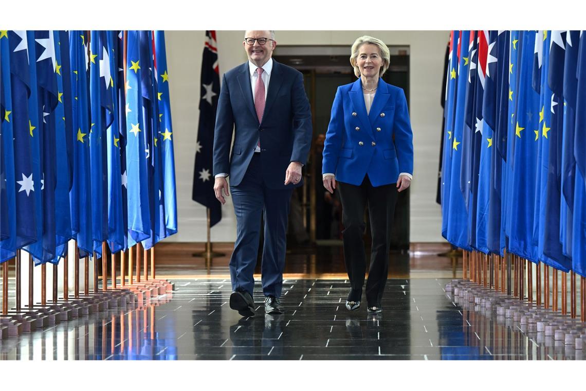 Der australische Premierminister Anthony Albanese und Ursula von der Leyen, Präsidentin der Europäischen Kommission, gehen nach einer Ansprache an Abgeordnete und Senatoren während einer gemeinsamen Sitzung im Repräsentantenhaus zusammen im Parlamentsgebäude in Canberra.