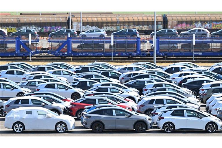 Der Autobauer mit Sitz in Wolfsburg ist mit einem Gewinneinbruch ins Jahr 2025 gestartet. (Symbolbild)
