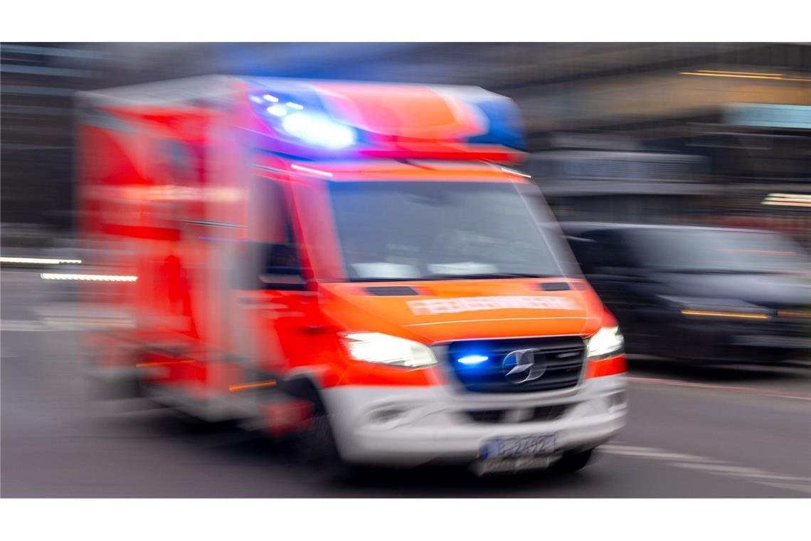 Autofahrer prallt gegen Baum und stirbt Der Autofahrer erlag noch am Unfallort seinen Verletzungen (Symbolbild).