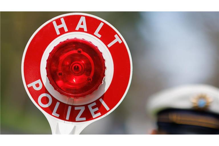 Der Autofahrer muss mit einem Fahrverbot und einer ordentlichen Geldbuße rechnen. (Symbolbild)