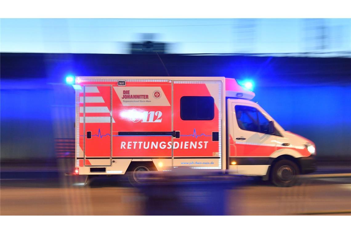 Straßenbahn gegen Auto – Fahrer verletzt Der Autofahrer wurde verletzt und ins Krankenhaus gebracht. (Symbolbild)