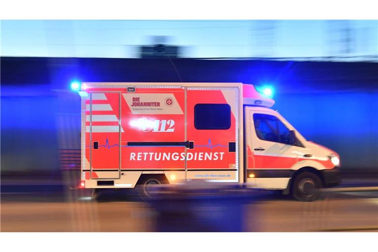 Der Autofahrer wurde verletzt und ins Krankenhaus gebracht. (Symbolbild)