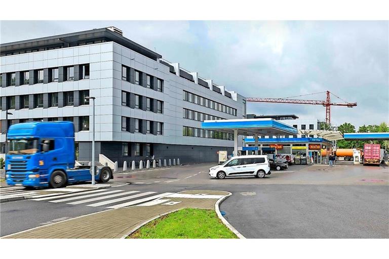 Der Autohof soll sein Gesicht verändern: Ein Neubau entlang der B10 entstehen und eine neue Wegeverbindung entlang eines Grünstreifens durchs Gelände führen.