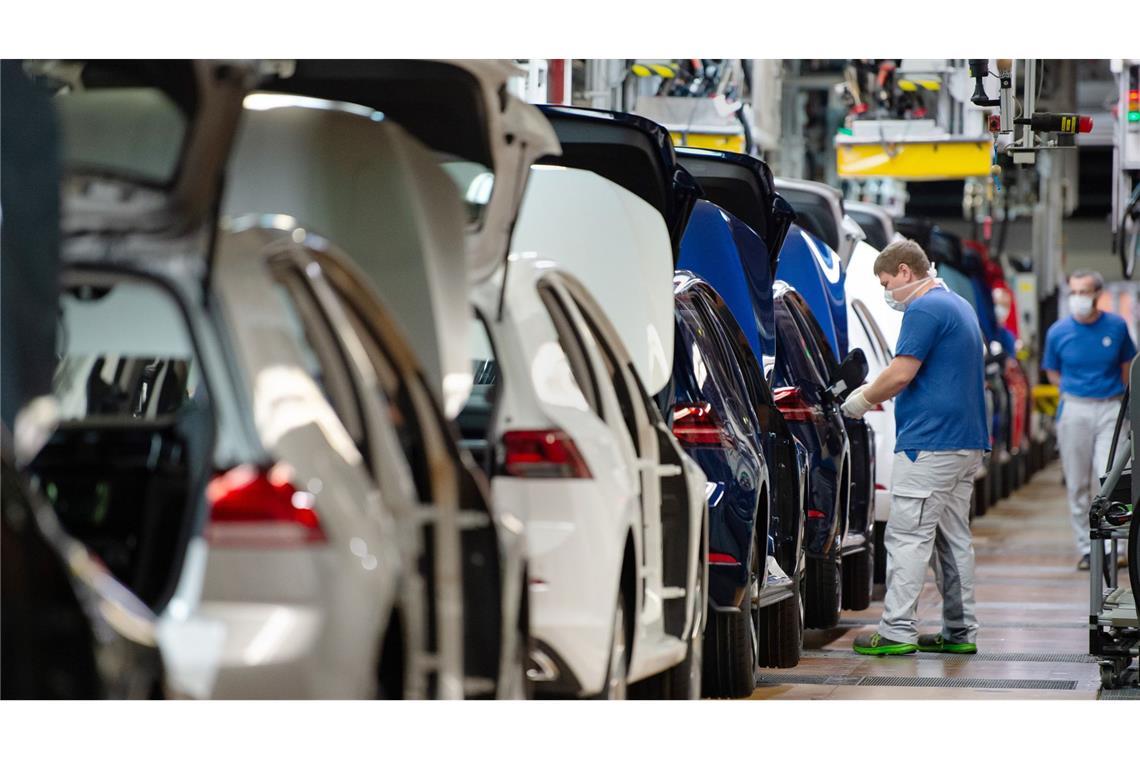 Der Autokonzern Volkswagen schließt wegen der Probleme beim Chiphersteller Nexperia kurzfristige Einschränkungen in der Produktion nicht aus. (Symbolbild)