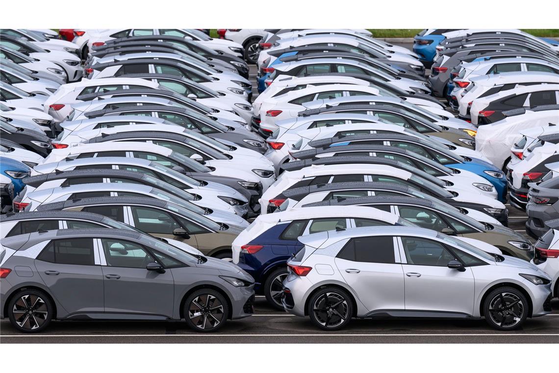 Der Autolobby-Verband VDA rechnet für kommendes Jahr mit etwa 30 Prozent mehr neuen Elektroautos. (Archivbild)