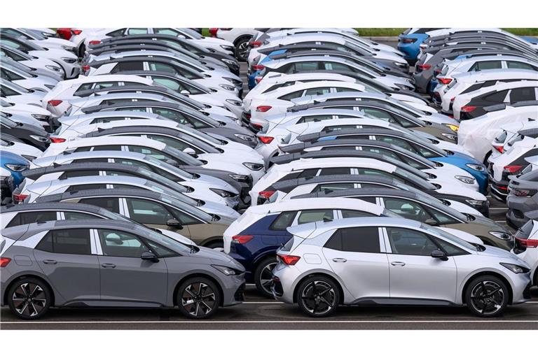 Der Autolobby-Verband VDA rechnet für kommendes Jahr mit etwa 30 Prozent mehr neuen Elektroautos. (Archivbild)