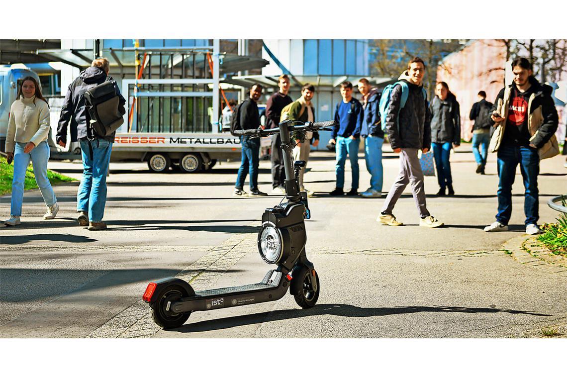 Uni Stuttgart entwickelt Roboter-Roller Der autonom fahrende „Geister-Scooter“ mit viel Hightech an Bord zieht an der Universität in Stuttgart-Vaihingen die Blicke der Passanten auf sich.
Foto: Lichtgut/Max Kovalenko