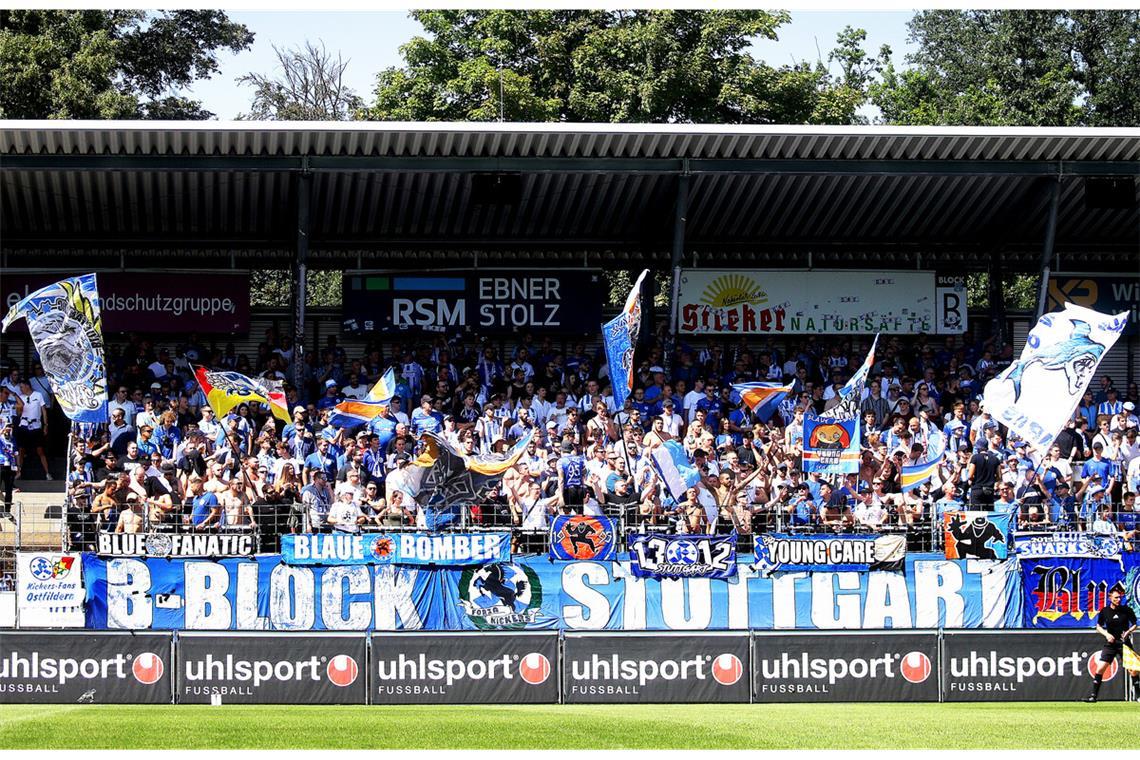 Der B-Block bleibt leer Der B-Block im Gazi-Stadion ist die Heimat der eingefleischten Kickers-Fans.